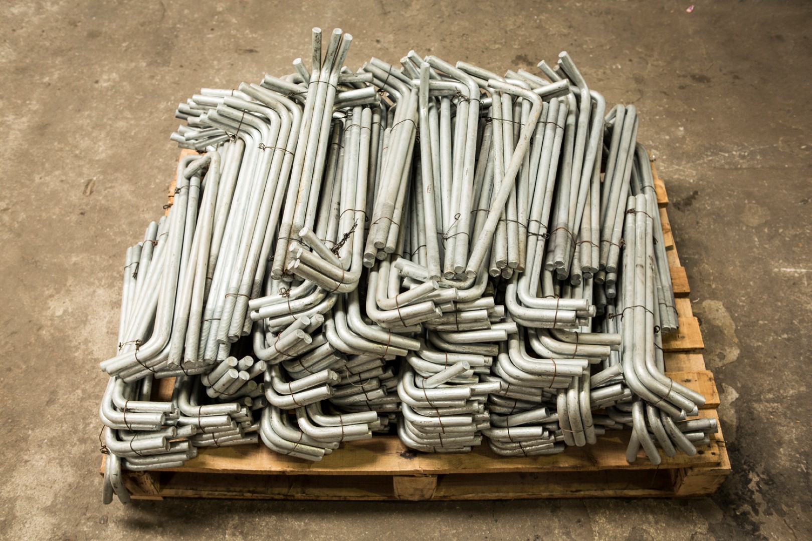 Foundation bolt with welded steel plate with hot dip galvanising (HDG) coating, supplied with nuts and washers and packed on a pallet